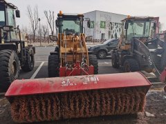 多臺鏟車對外出租，都是清雪專用車