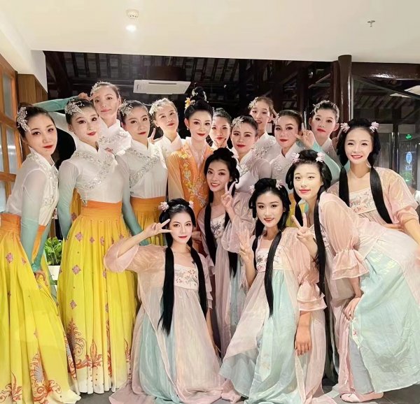 招聘 現(xiàn)招聘禮儀，接待，舞蹈隊員，男女歌手，公關(guān)數(shù)余名